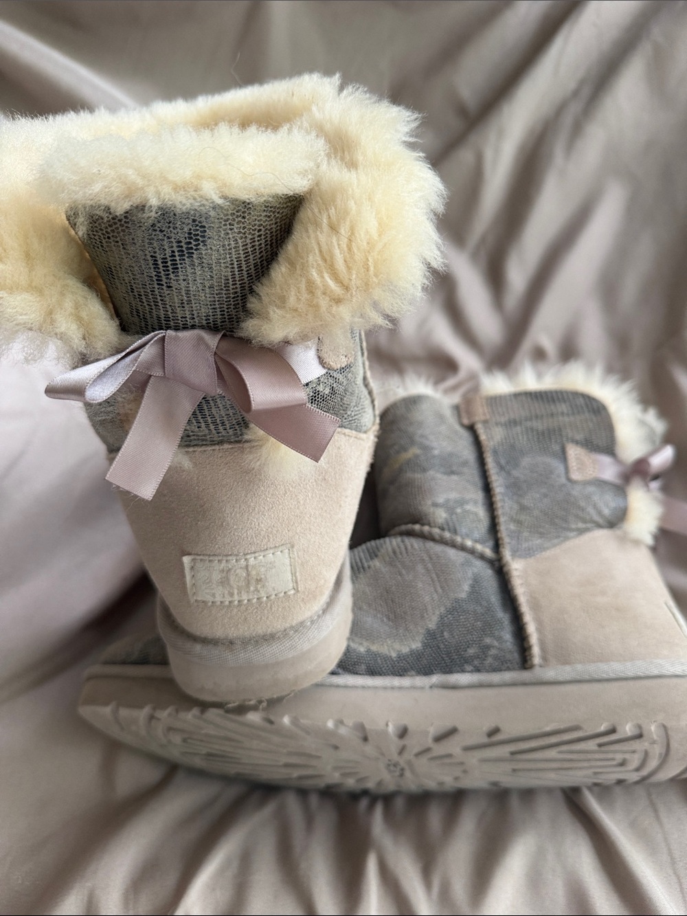 UGG- Women’s Lined Ankle Booties with Ribbon Accent - Light Pink sz9